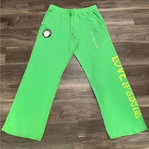 New With Tags Beautiful VS Pink Boyfriend Sweats Beautiful Color For Summer